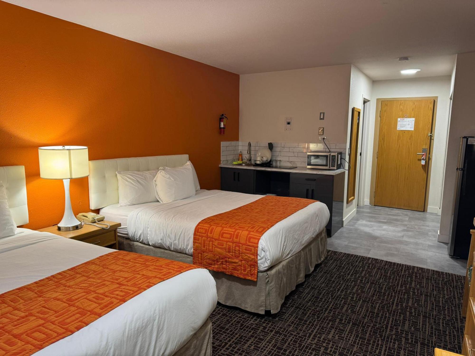 Howard Johnson By Wyndham Fort St. John Экстерьер фото