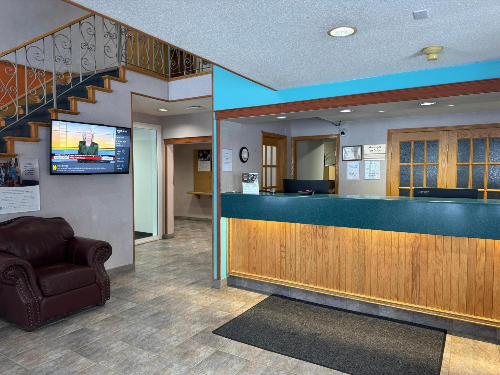 Howard Johnson By Wyndham Fort St. John Экстерьер фото