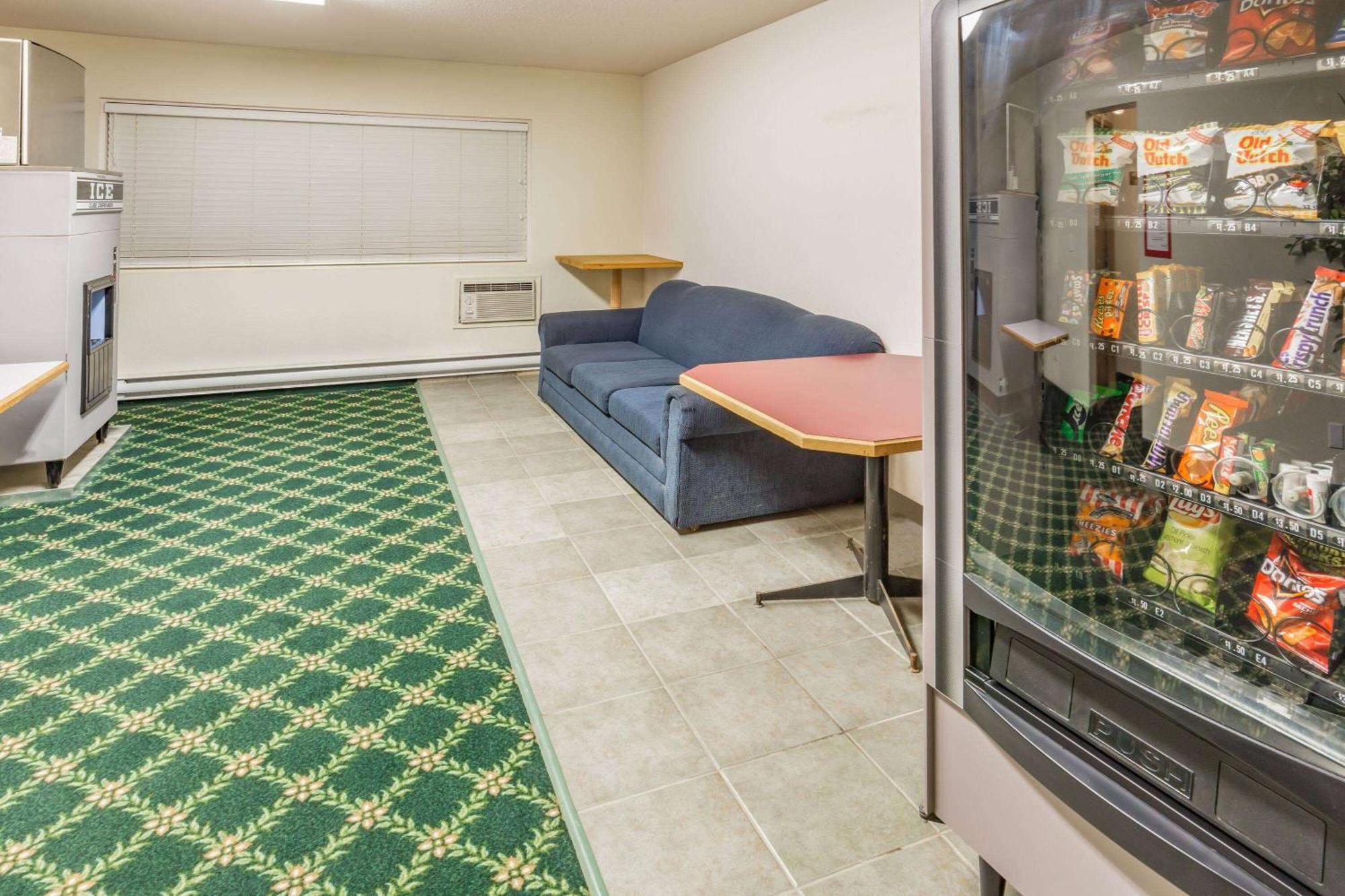 Howard Johnson By Wyndham Fort St. John Экстерьер фото