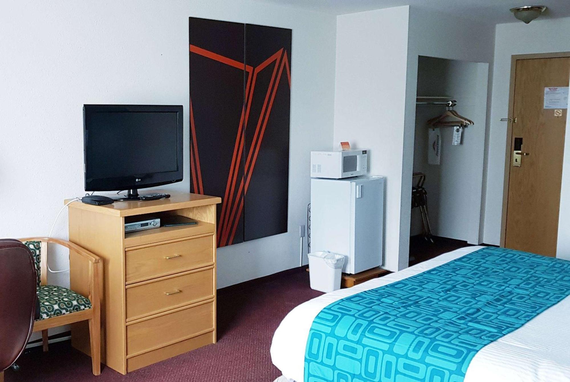 Howard Johnson By Wyndham Fort St. John Экстерьер фото