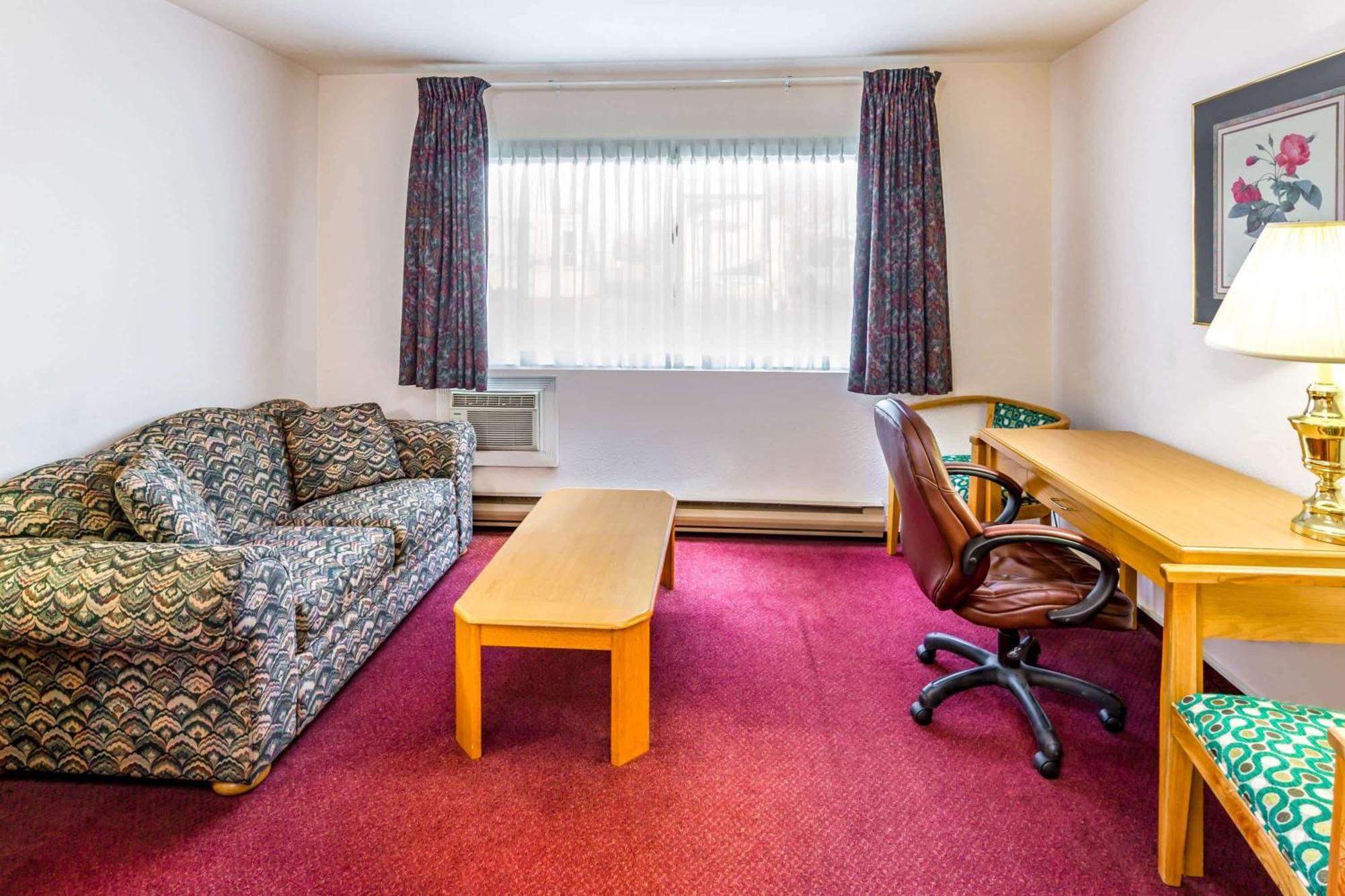 Howard Johnson By Wyndham Fort St. John Экстерьер фото