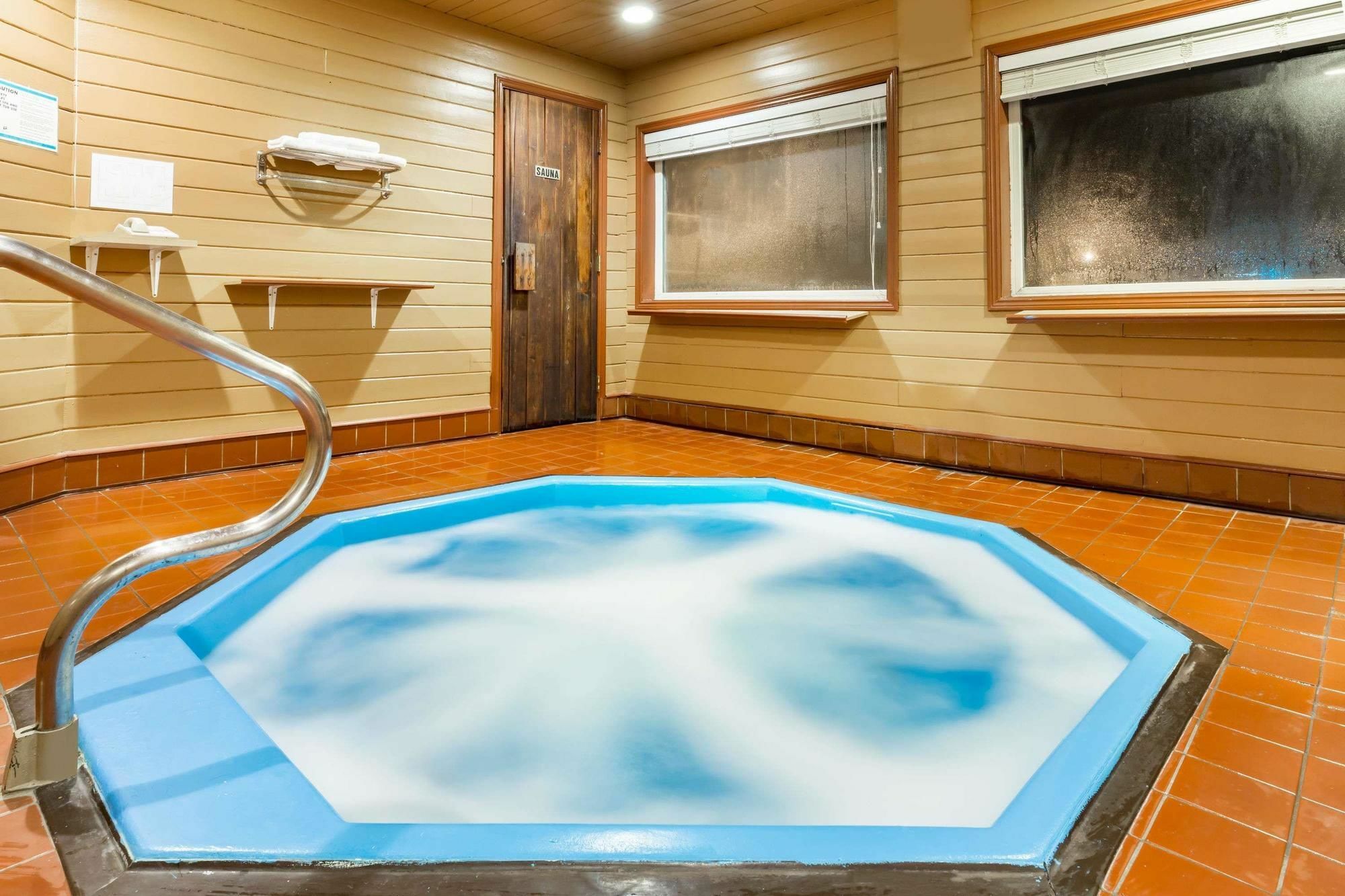 Howard Johnson By Wyndham Fort St. John Экстерьер фото