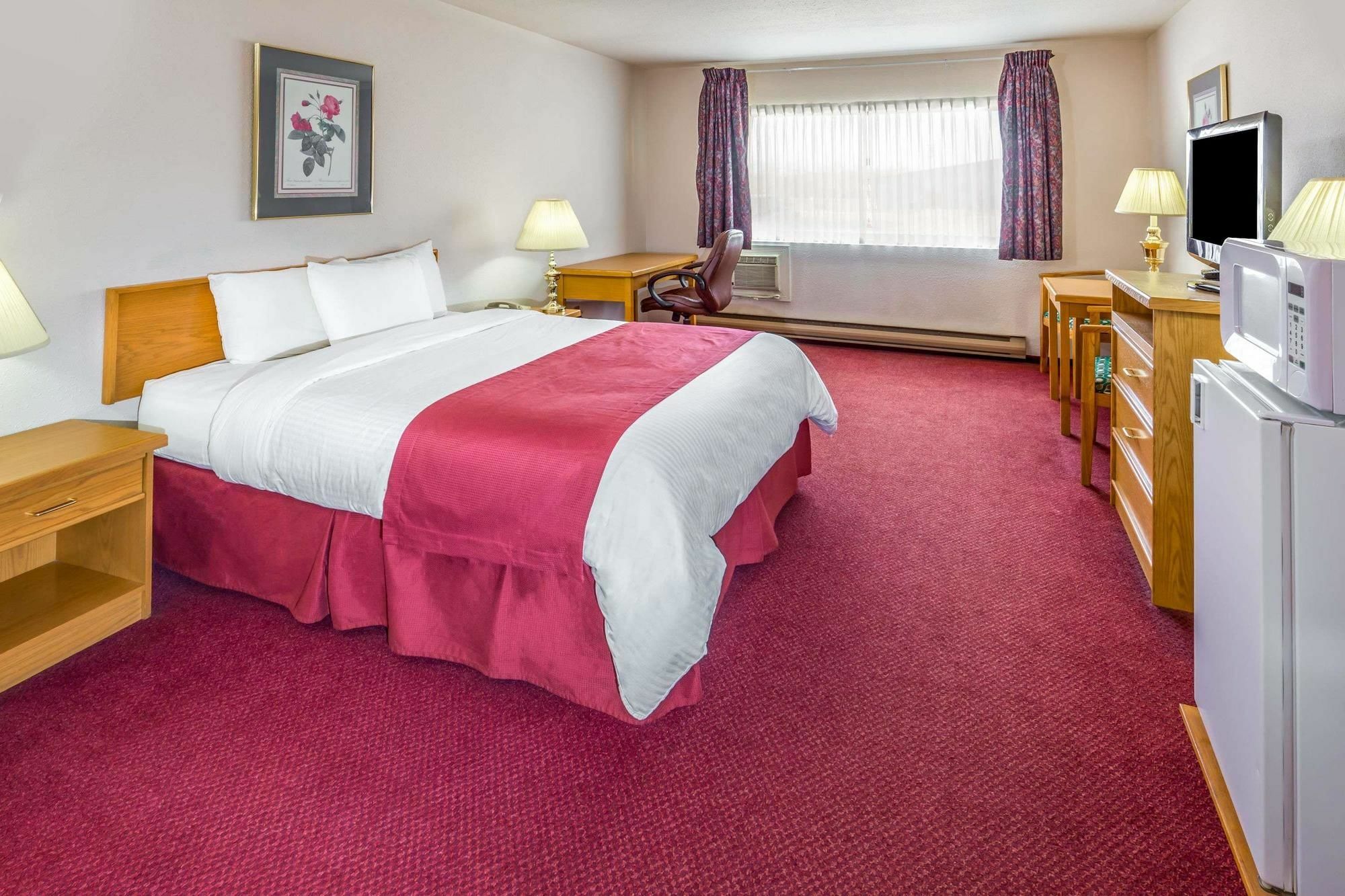 Howard Johnson By Wyndham Fort St. John Экстерьер фото