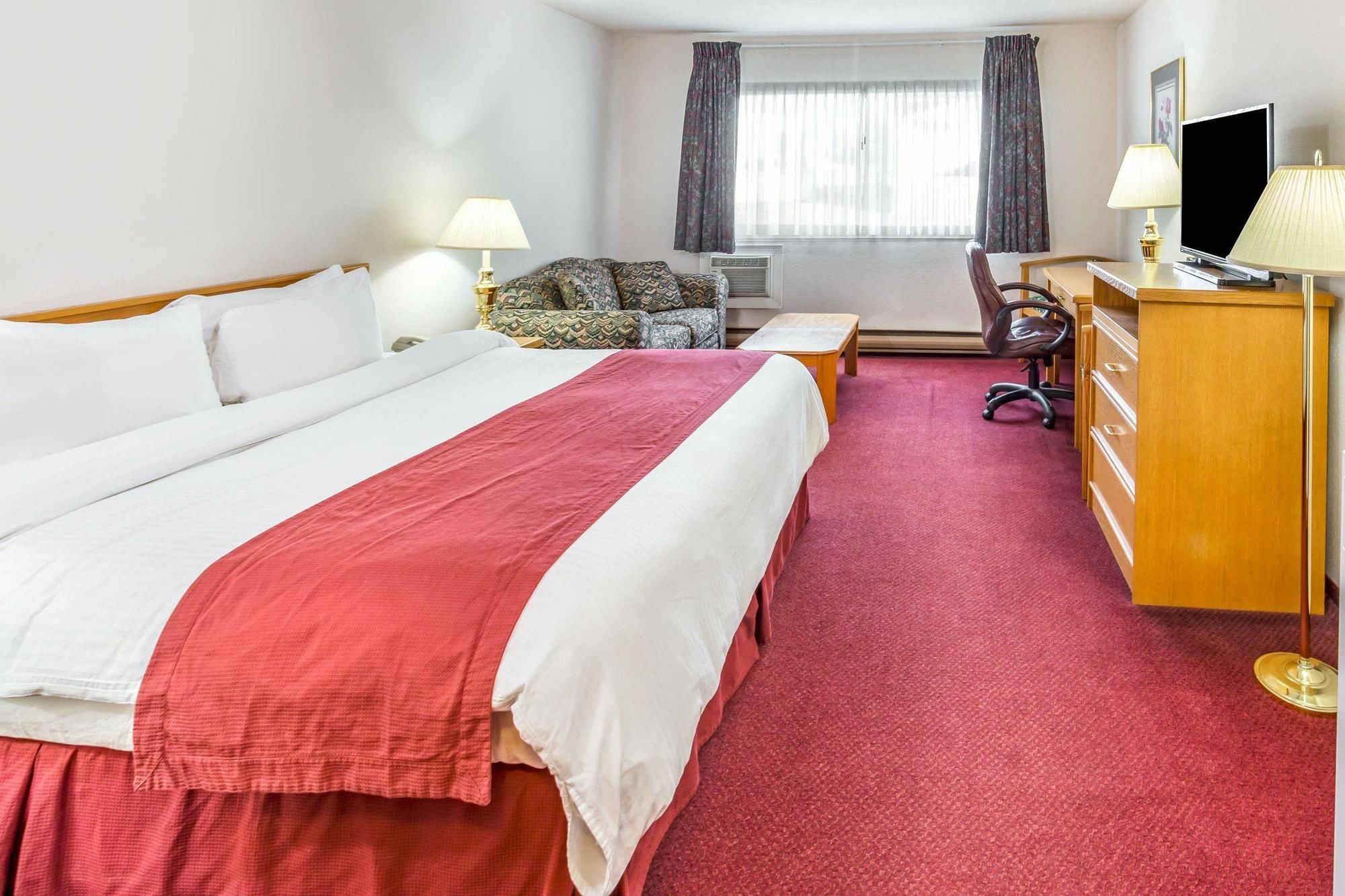 Howard Johnson By Wyndham Fort St. John Экстерьер фото